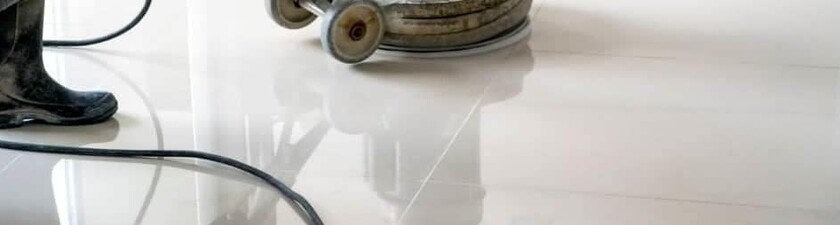Marmer vernieuwen  reinigen  porien vullen en polijsten in een keer met Devo Marble Renewer op  onbehandelde/nieuw gelegde vloeren. Niet gekrast.